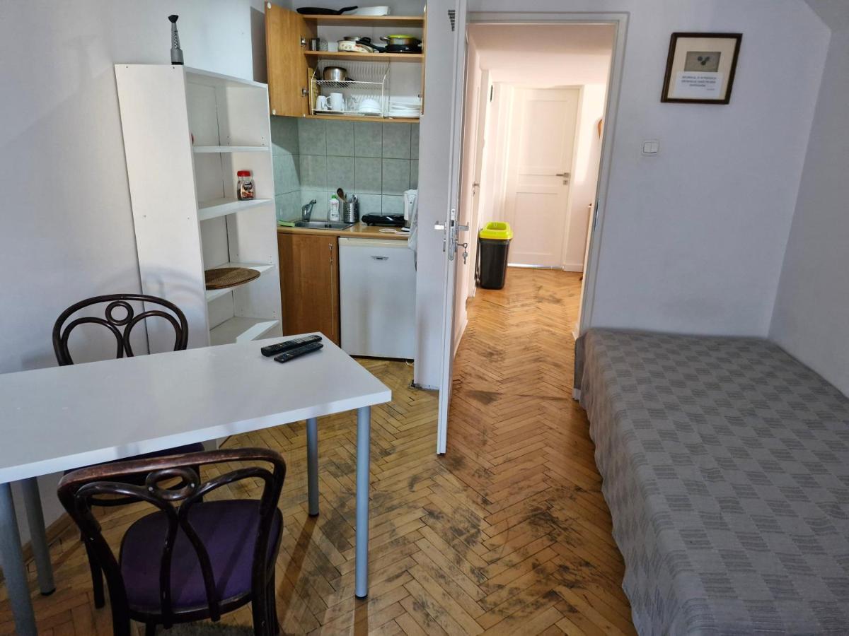 Basic Triple Room with Shared Bathroom