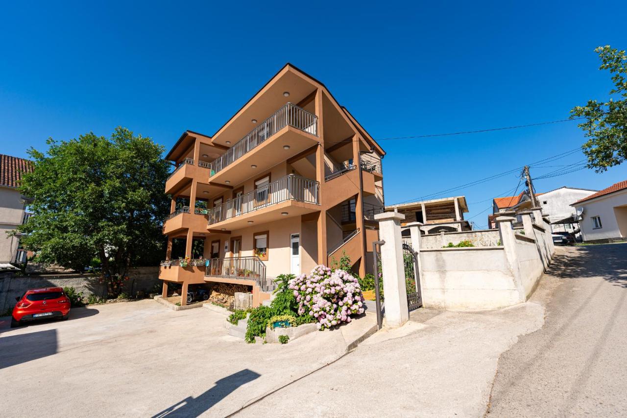 Lara i Mirko Apartments - B&B Mrčevac
