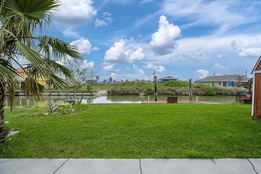 Coastal Cove - Waterfront Home - B&B