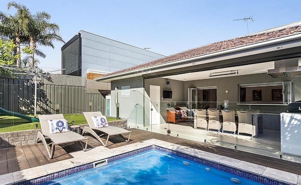 Charming 5-Bedroom Home with Stunning Water Views - B&B Sydney