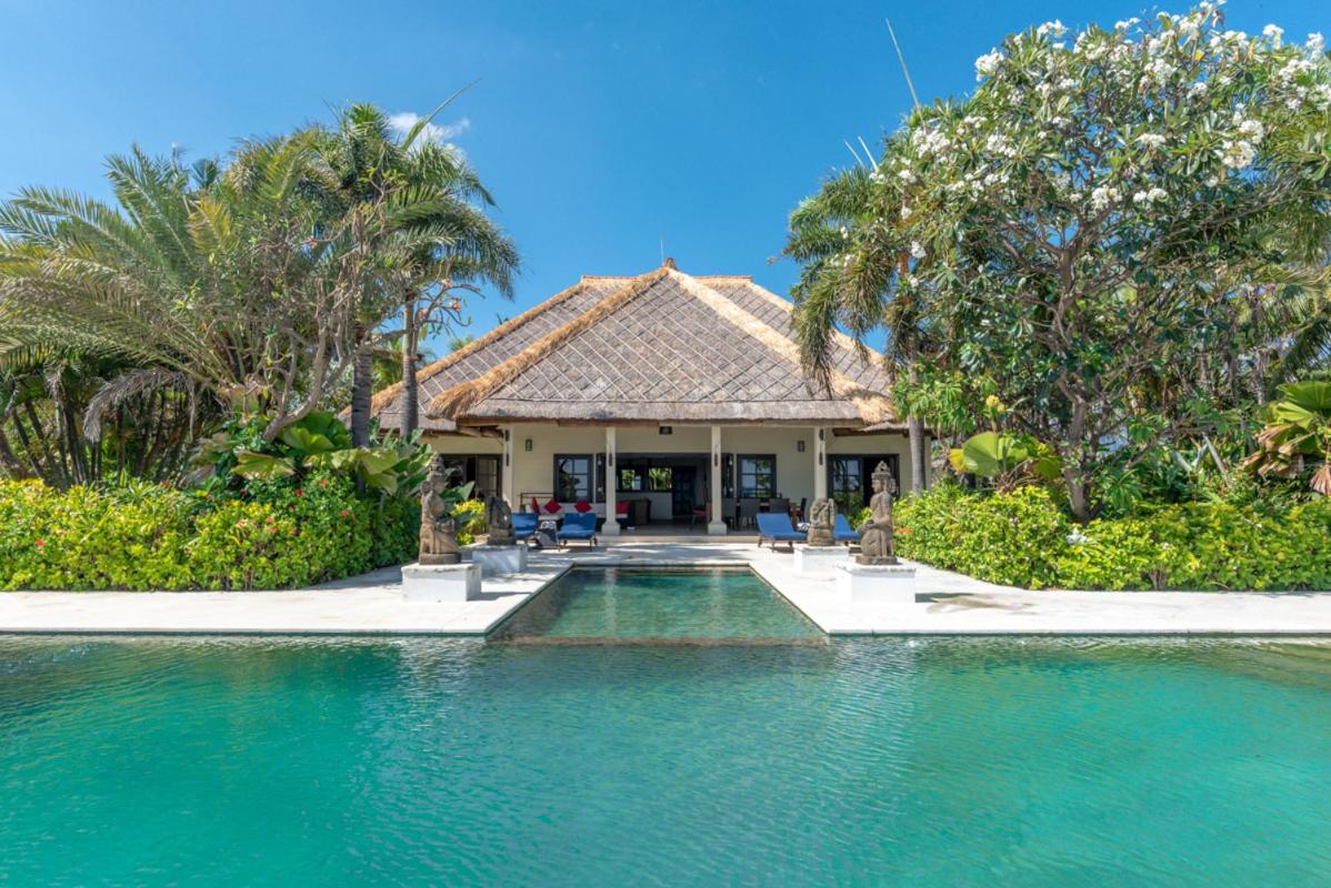 Villa Sali: luxury beach villa with staff! - B&B Bubunan