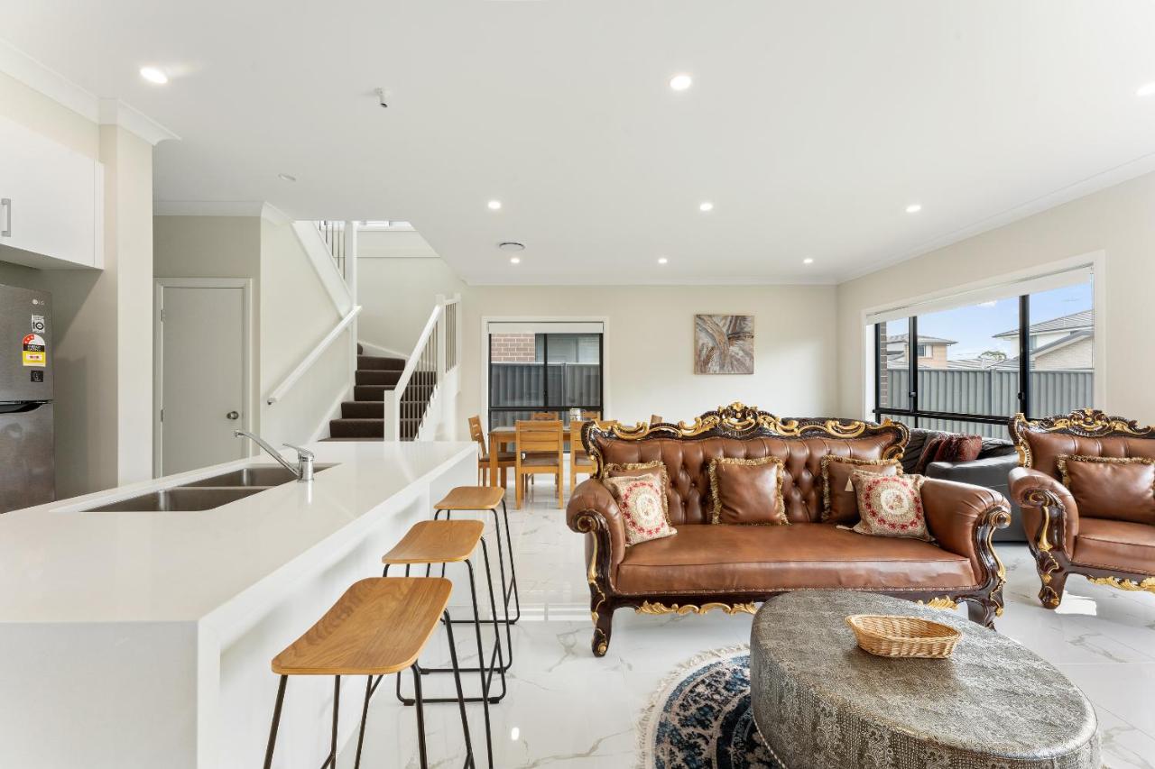 Austral Spacious large 5 br home with Central AC - B&B