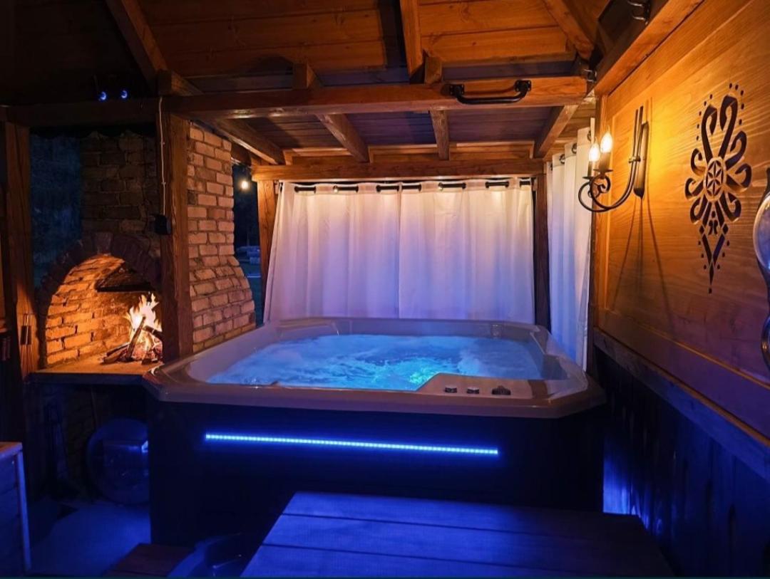 W sercu Małych Pienin - domek z jacuzzi - B&B
