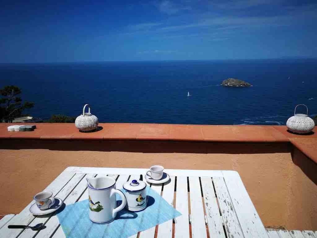 Terrace with a breathtaking view in Cala Piccola - B&B
