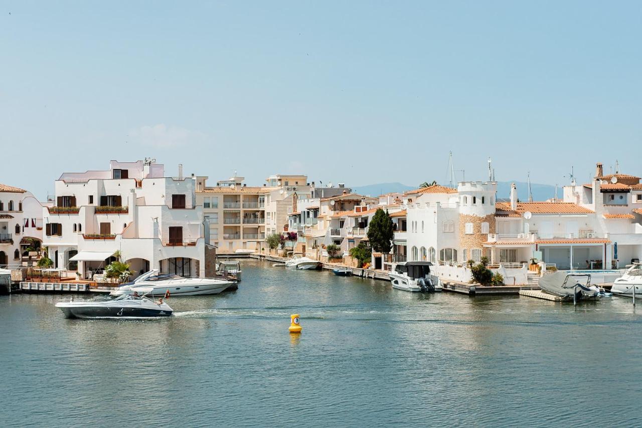 WELCS APARTAMENTO 260 EMP con vistas al canal - Bed and Breakfast Empuriabrava