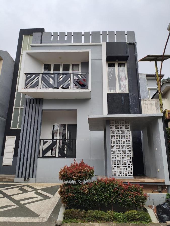 Villa Gamelas Kusuma Pinus Batu - Chambres d’hôtes Batu