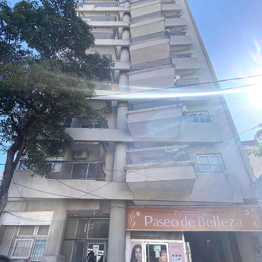 Departamento sobre AVENIDA con BALCON - B&B