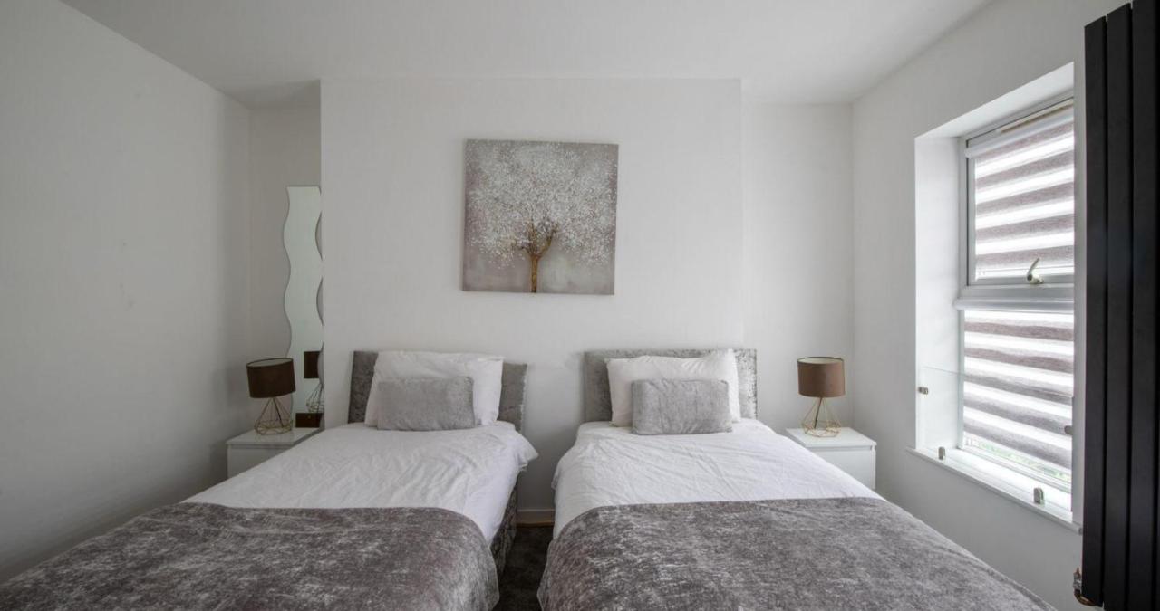 Business & Family-Friendly 2BR Racecourse Park 5min to Town & Hospital Parking WiFi - Chambres d’hôtes Kingsthorpe