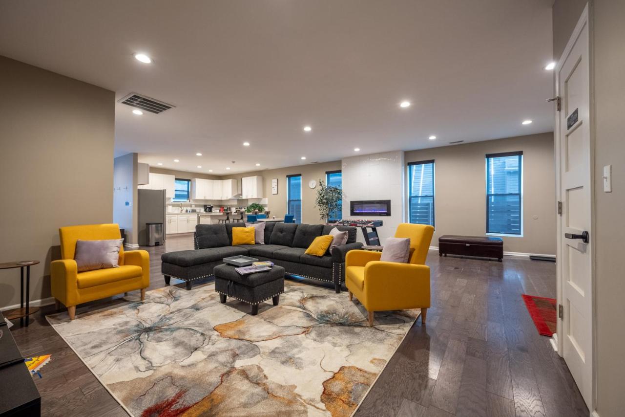 Near Downtown-2 En-Suites - Garage - Sleeps 9 - Bed and Breakfast Indianapolis