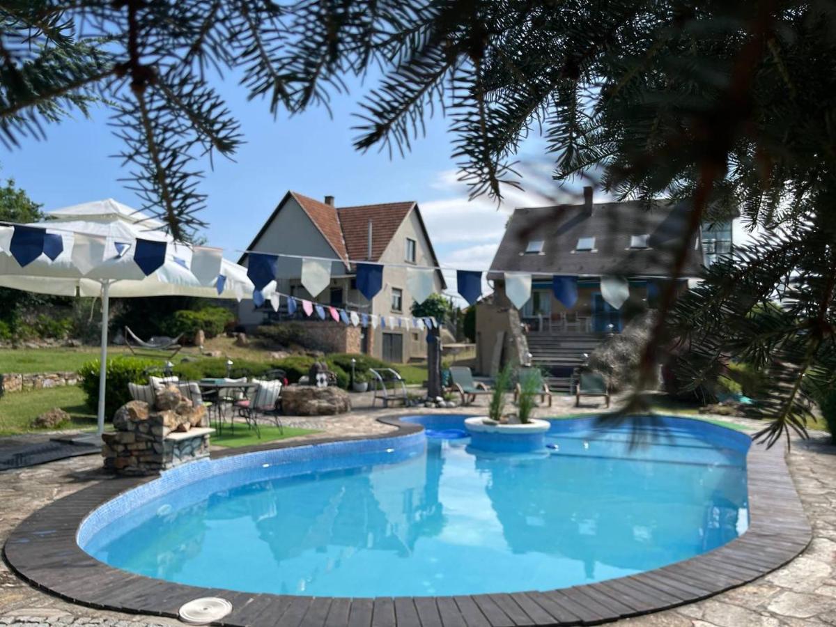 LakePark Garden Villa with swimming pool & park - Ferienwohnung Bekecs