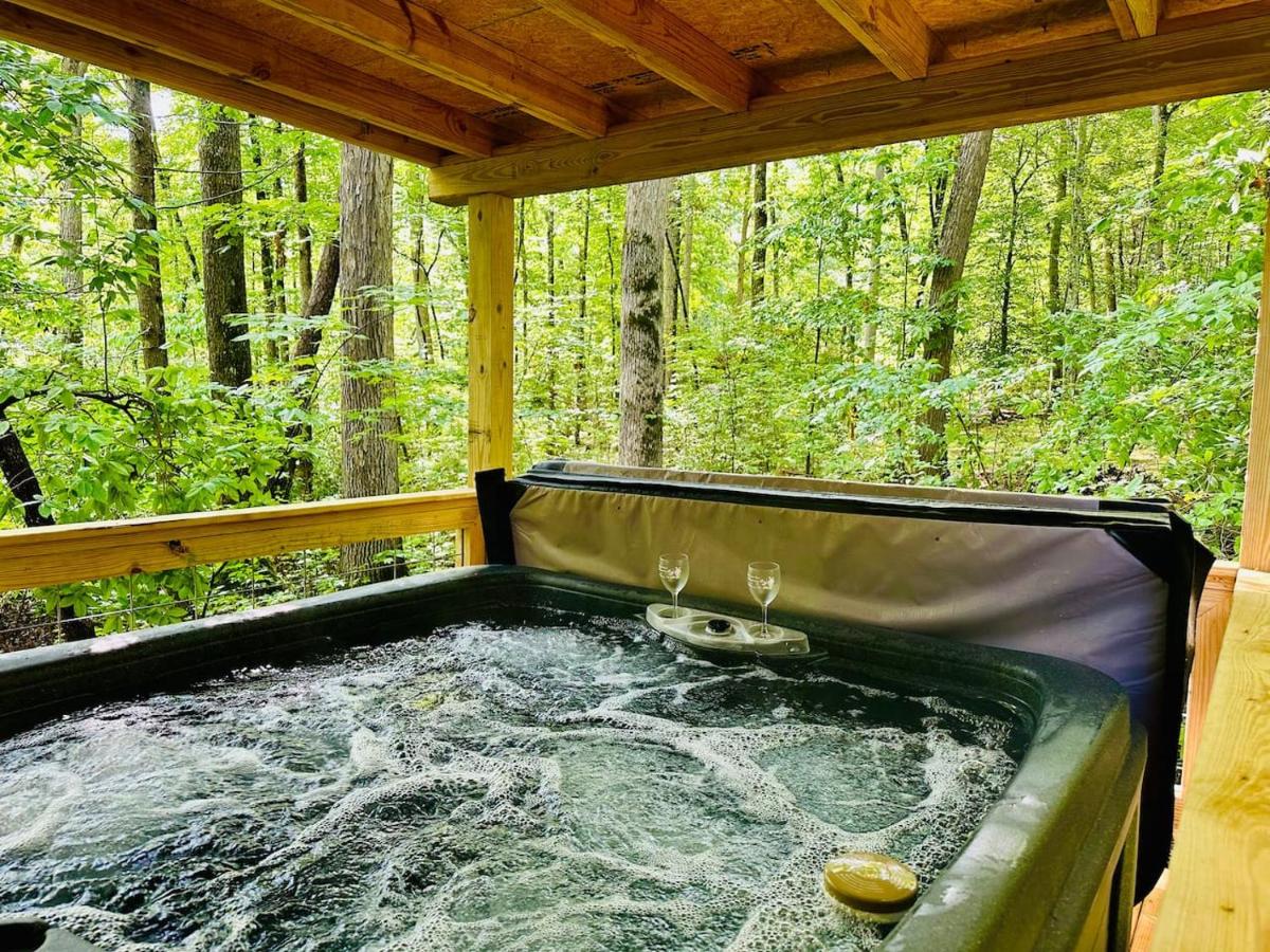 Laurelwood Luxury Cabin Hot Tub - Bed and Breakfast Cosby