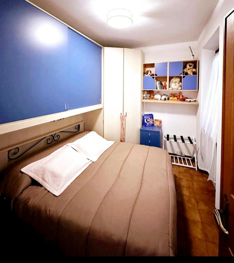 Habitación con cama extragrande.