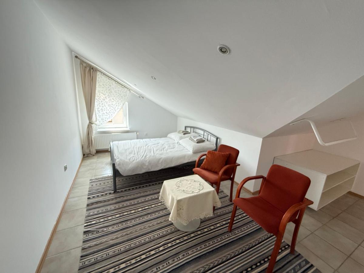 Kleine Tweepersoonskamer met 1 of 2 Bedden