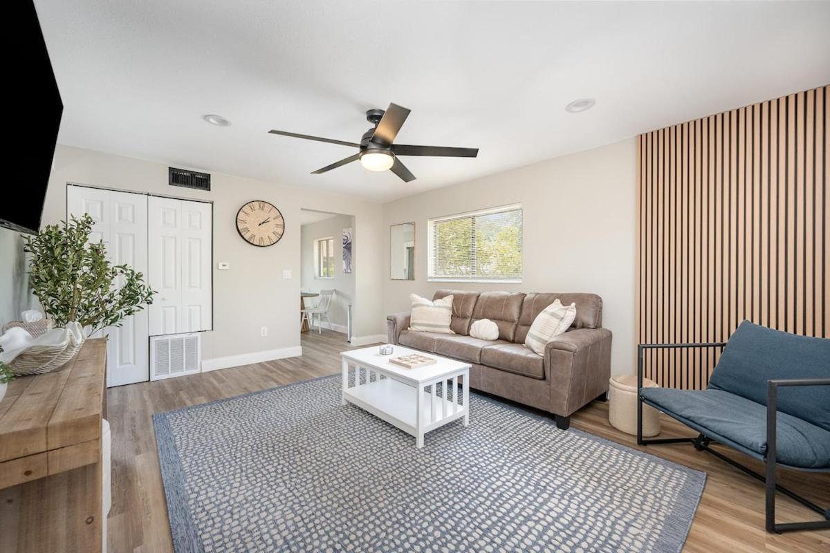 Beachside Bungalow- 2 minutes from the beach! - Bed and Breakfast Cape Canaveral