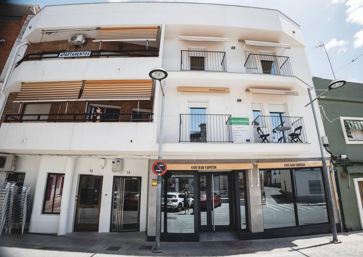 Apartamentos Turísticos Capitán Orellana - B&B