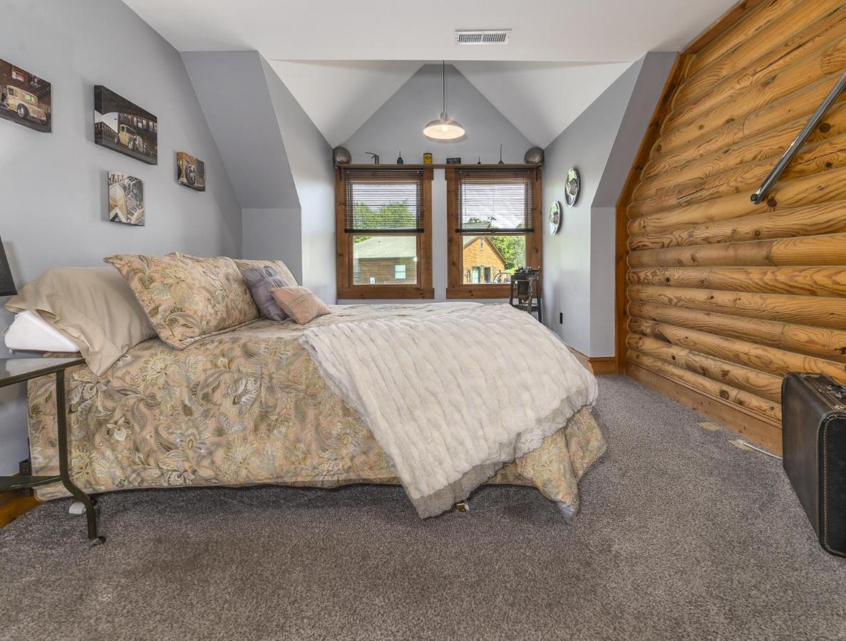 Zimmer mit Kingsize-Bett und Bergblick