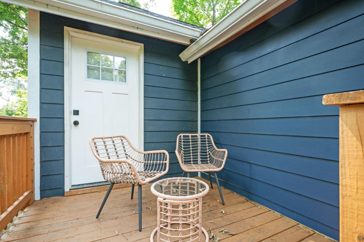 Chic 3BR Bungalow with Screened Porch & Patios - B&B Atlanta