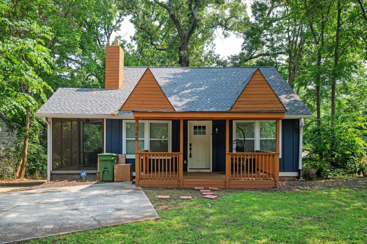 Chic 3BR Bungalow with Screened Porch & Patios - B&B Atlanta