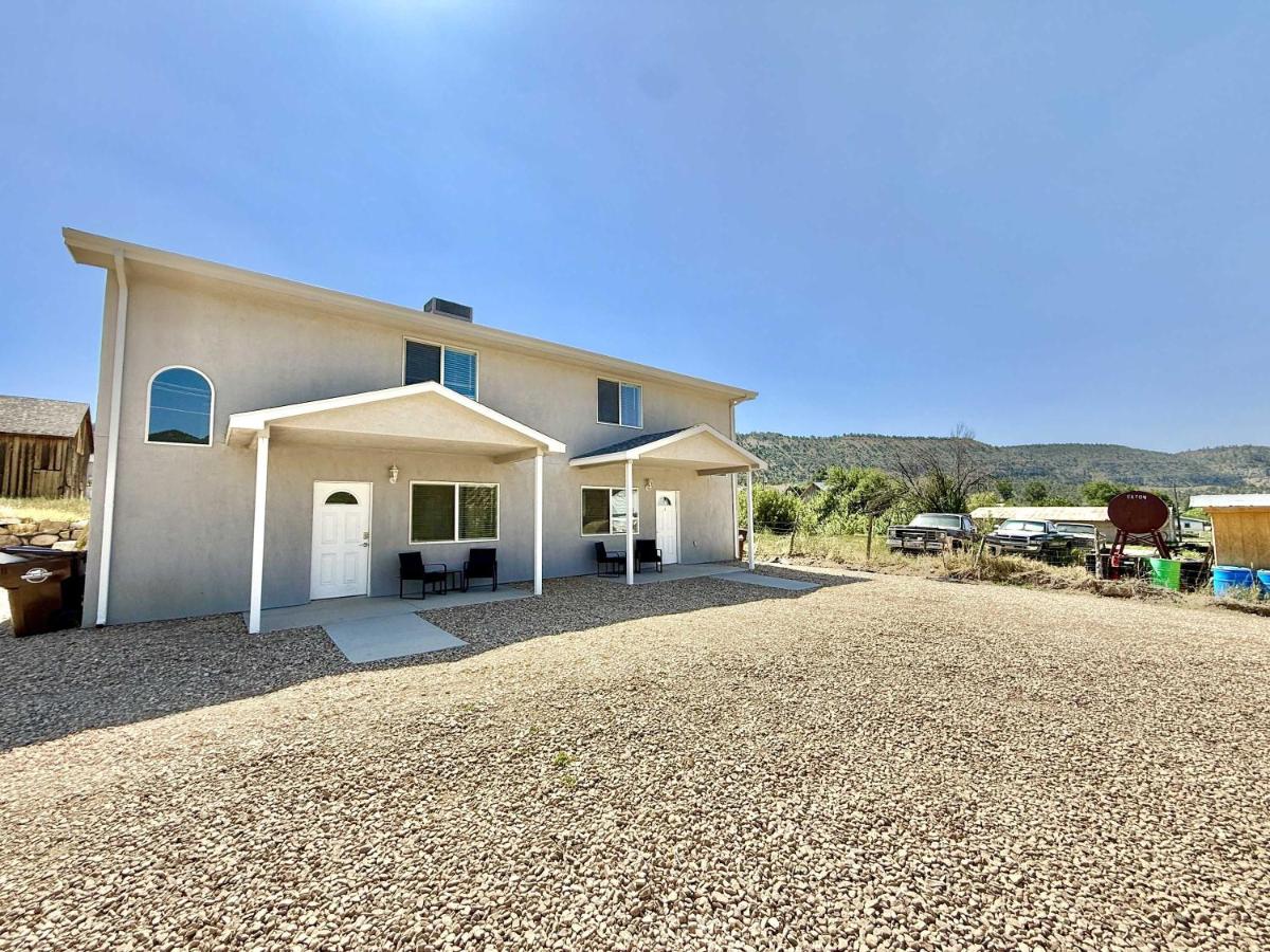 Townhome in Glendale UT near Zion with hot tub - Chambres d'hôtes Glendale