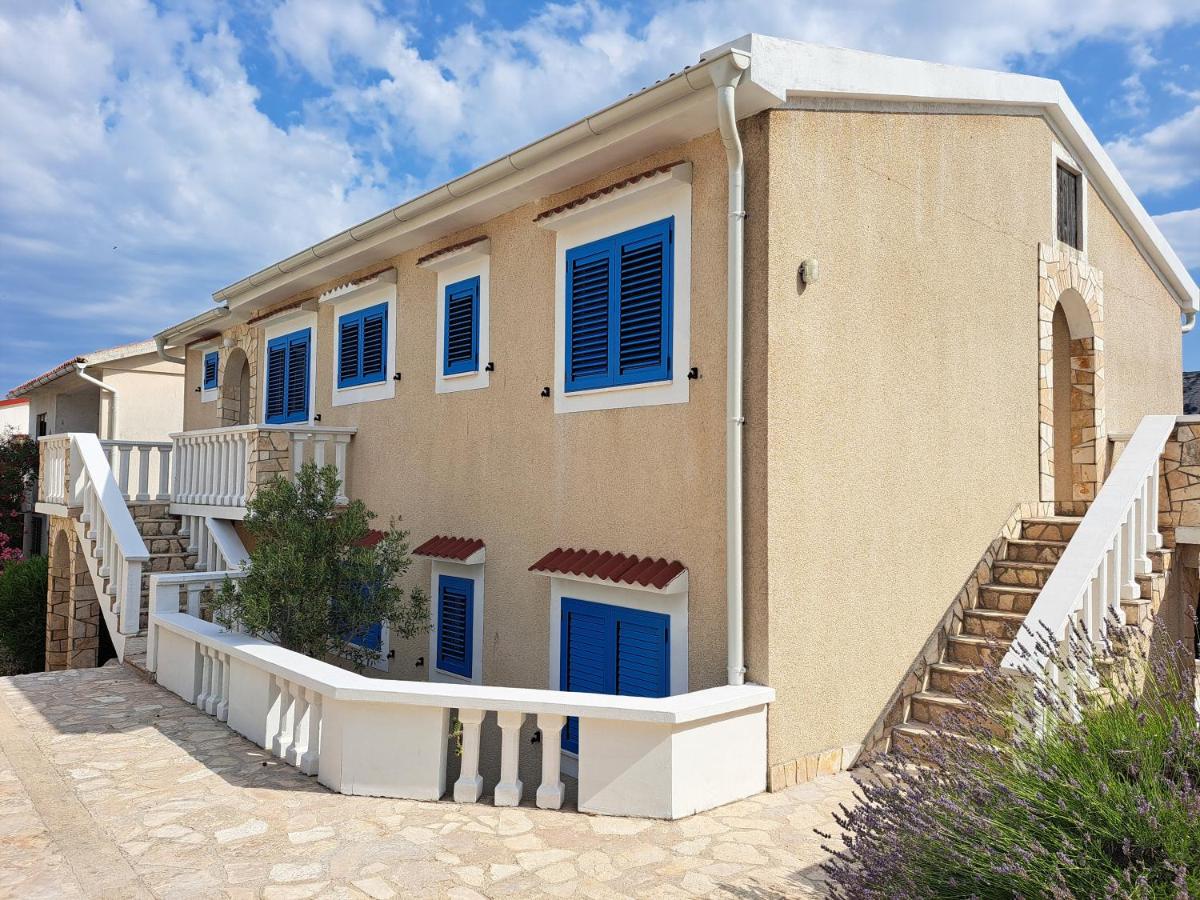 Apartment Frani 1 (Pag, Croatia, 2+2, free parking) - Chambres d'hôtes Pag