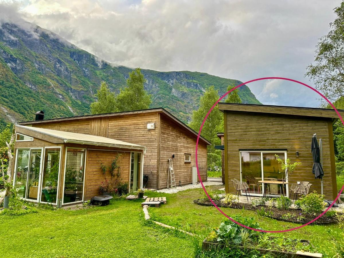 Flåm Tinyhouse with a Waterfall View - B&B Flåm