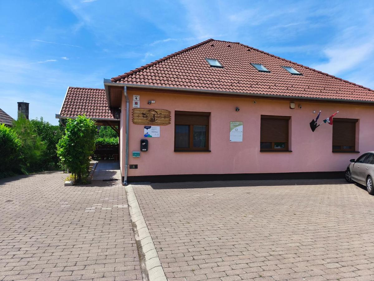 Vár-Liget Vendégház - B&B Kisnána