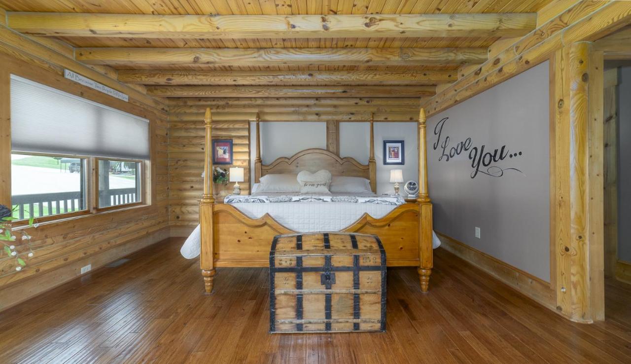 Zimmer mit Kingsize-Bett und Bergblick