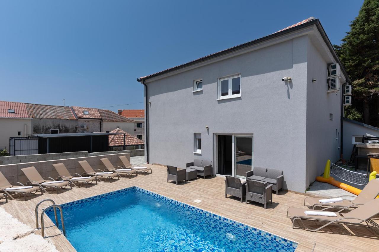 Villa Marijo with a pool - B&B Novalja
