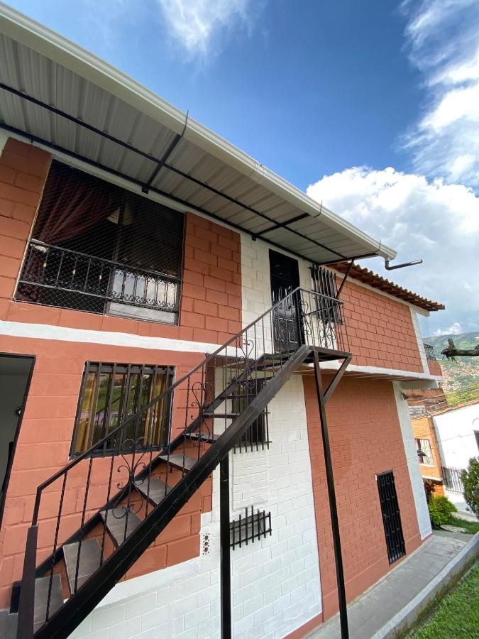 Acogedor apartamento cerca al tranvía 301 - Chambres d’hôtes Medellín