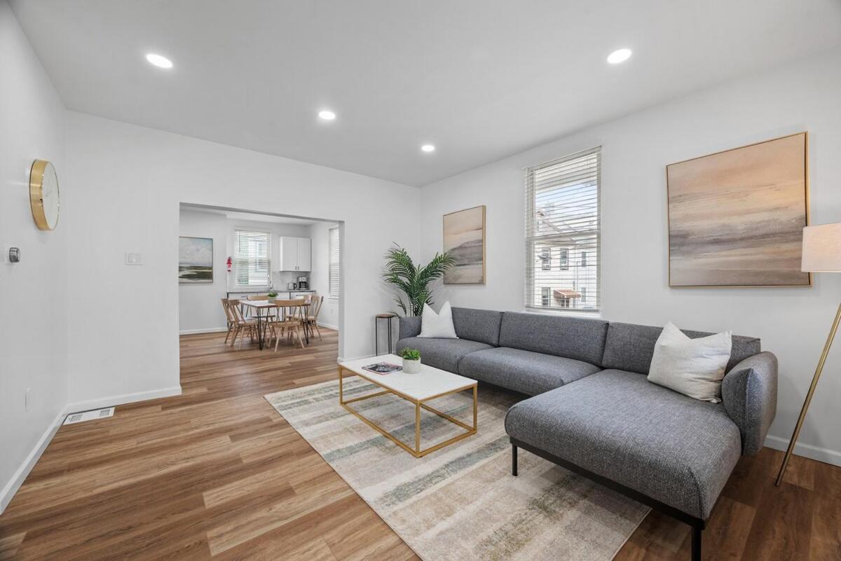 Pittsburgh Spacious and Modern Three Bedroom Apartment with Free Parking - B&B