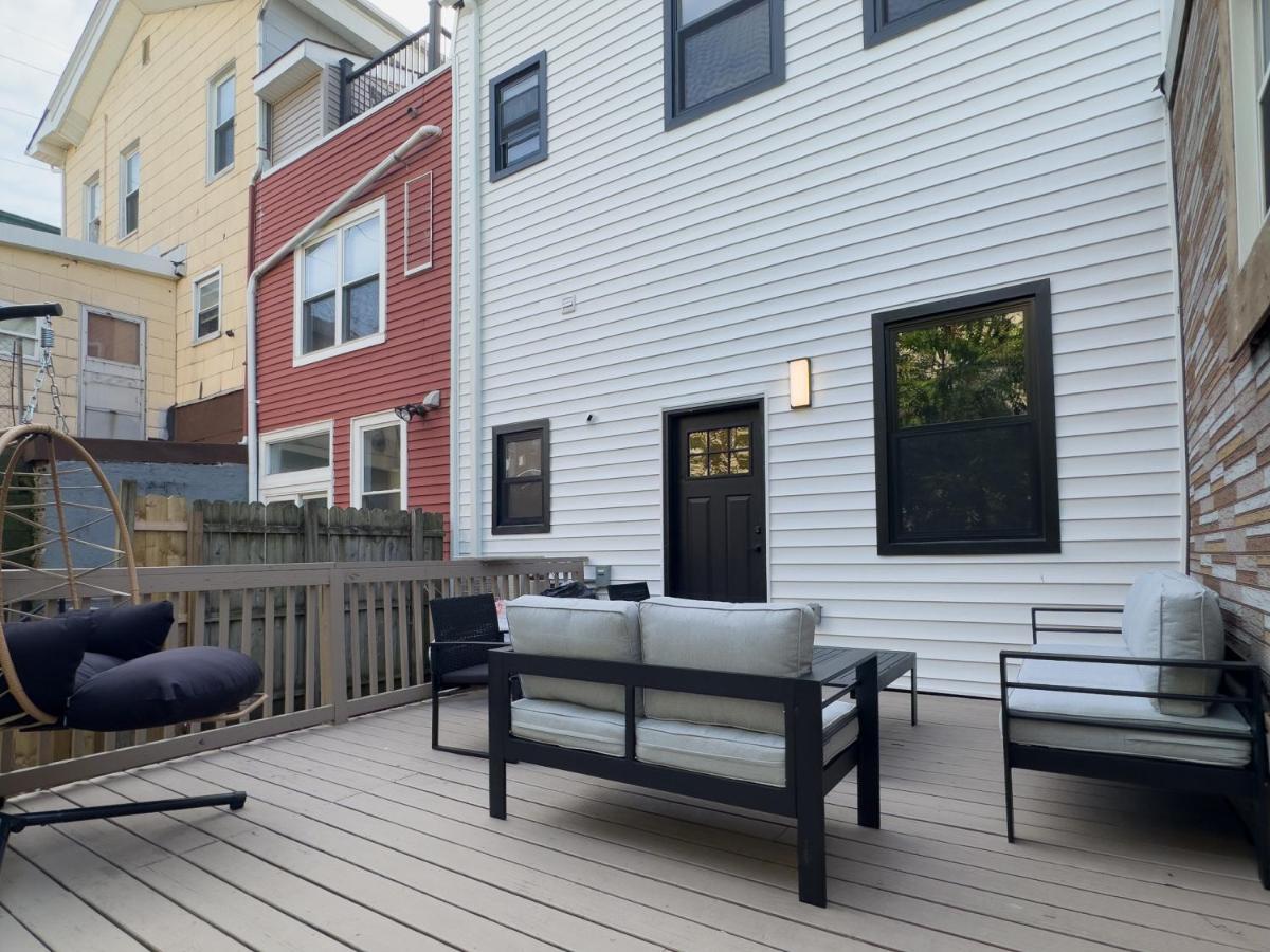 Highend Hideaway Duplex with 1 FREE Parking, backyard and deck, pool table, 2 Kings plus 2 Baths, Sleeps 10, 2 Floors! 20 PERCENT OFF - B&B