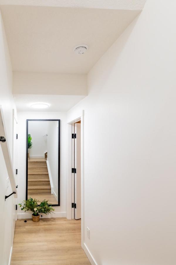 Free Parking - Beautyrest Beds - Heated Bath Floor - B&B Calgary