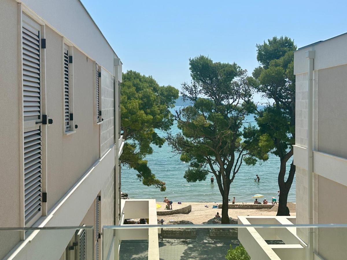 Isidora Seafront Apartments - Bed and Breakfast Igalo