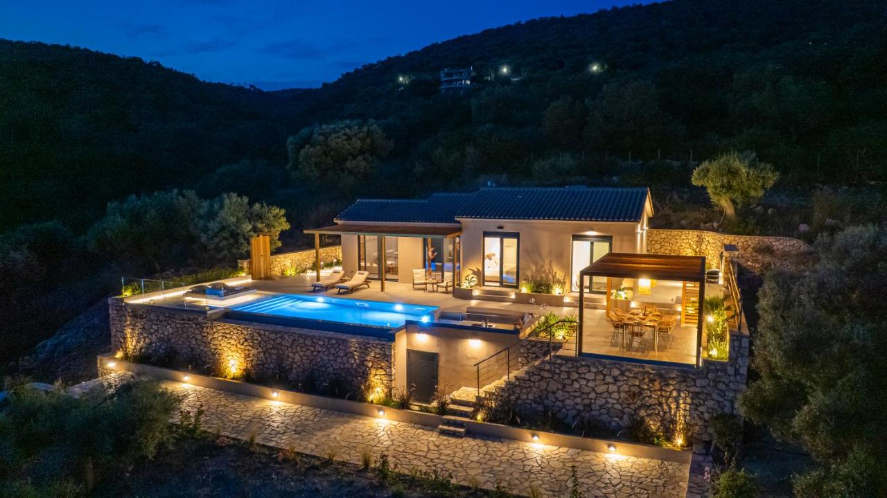 Lefkira Seafront Villa - Bed and Breakfast Évyiros