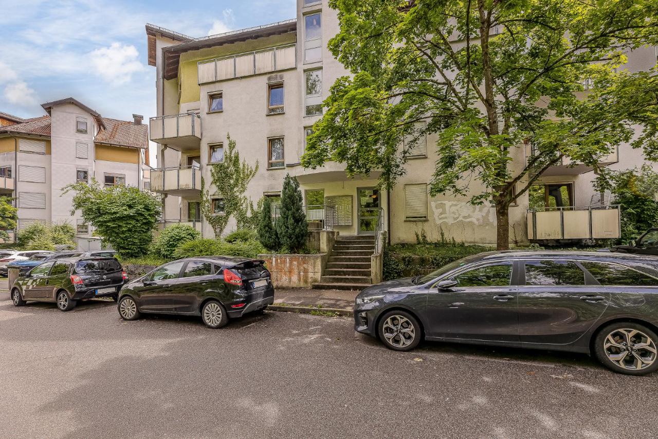 Rob's Flat - Helle 3-Zimmer-Wohnung mit Terrasse, Platz für bis zu 5 Personen, nur 2 Minuten zur S-Bahn - B&B Weil der Stadt
