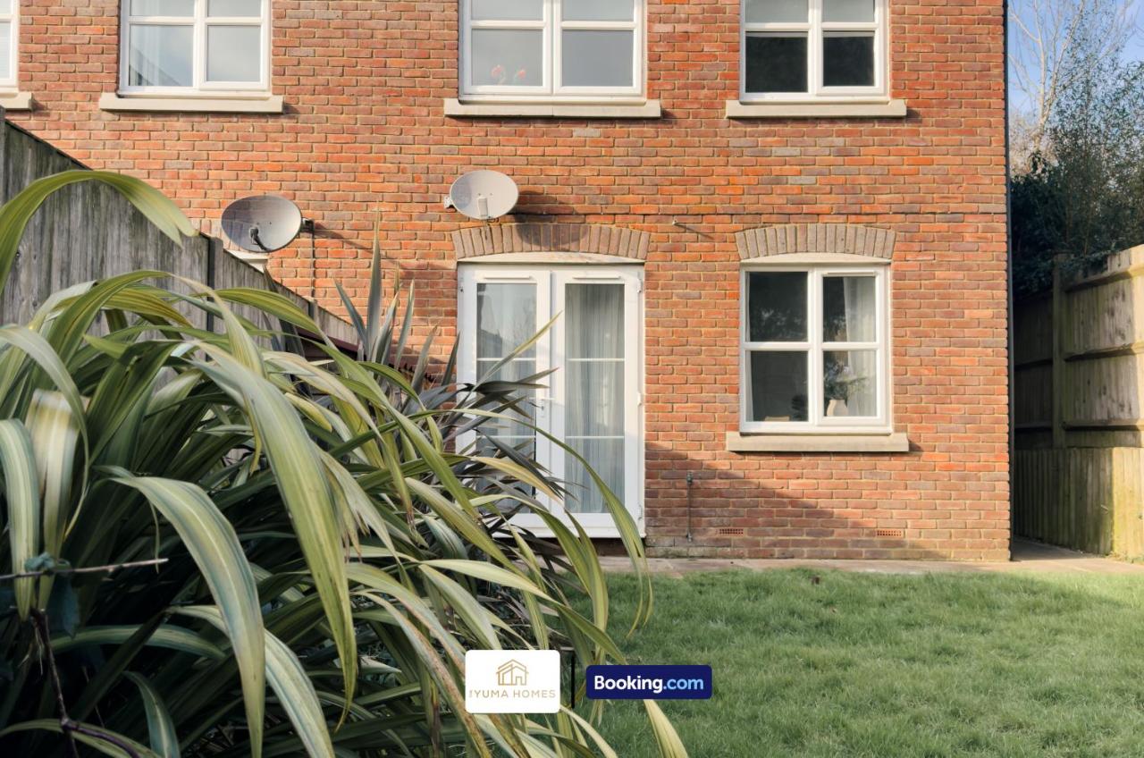 Modern 3 Bedroom House By The Yuma Homes Short Lets & Serviced Accommodation In Ashford Town Centre With Free Wifi & Free Parking - B&B