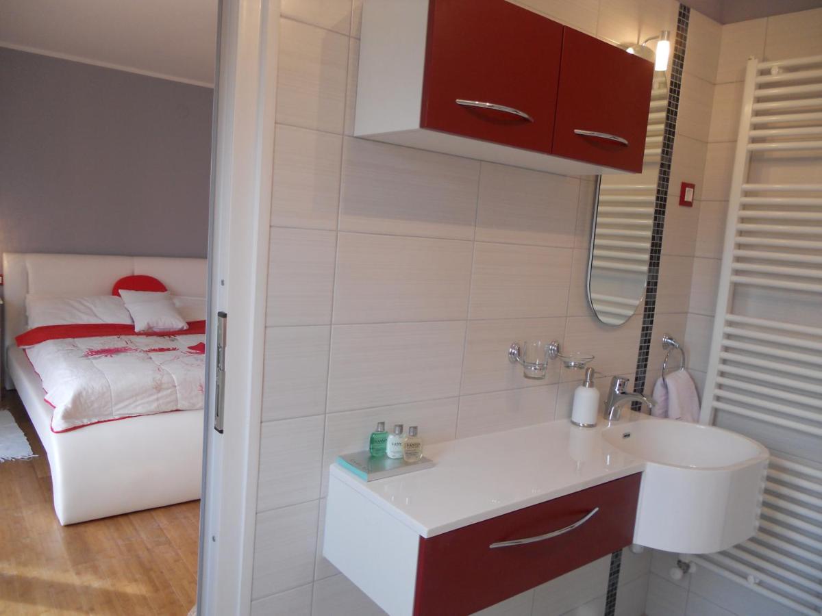 Deluxe One-Bedroom Apartment with Balcony (2-4 Adults)