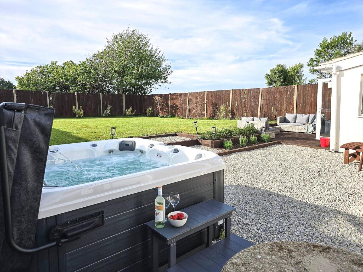 Spacious 4-Bed Dover House | Hot Tub & Sea Views - B&B Kent
