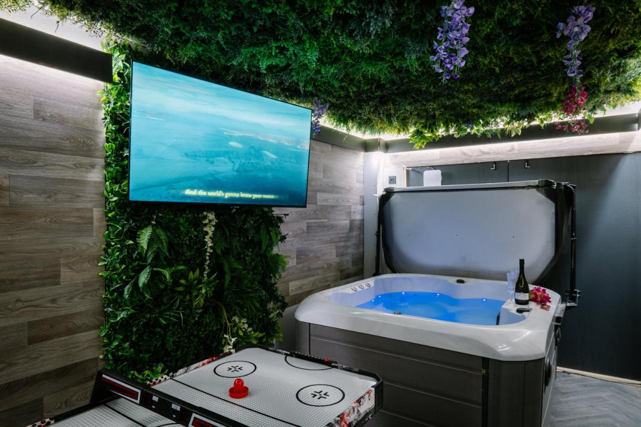 Rockside - Luxury 1 bedroom home with hot tub, central location, parking and pet friendly - Bed and Breakfast Windermere