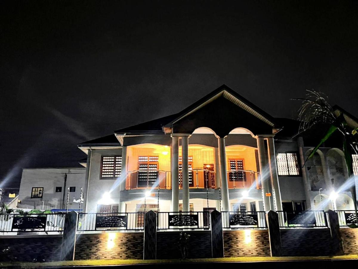 East Legon Luxury Six-Bedrooms Villa Spacious, Modern and Near Accra Airport - B&B Madina
