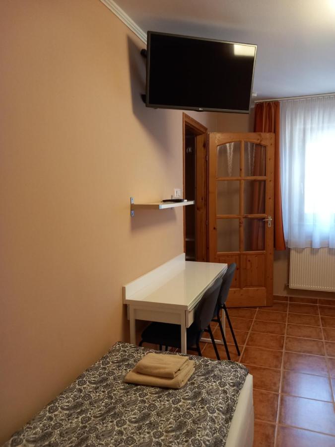 Dreibettzimmer mit Dusche