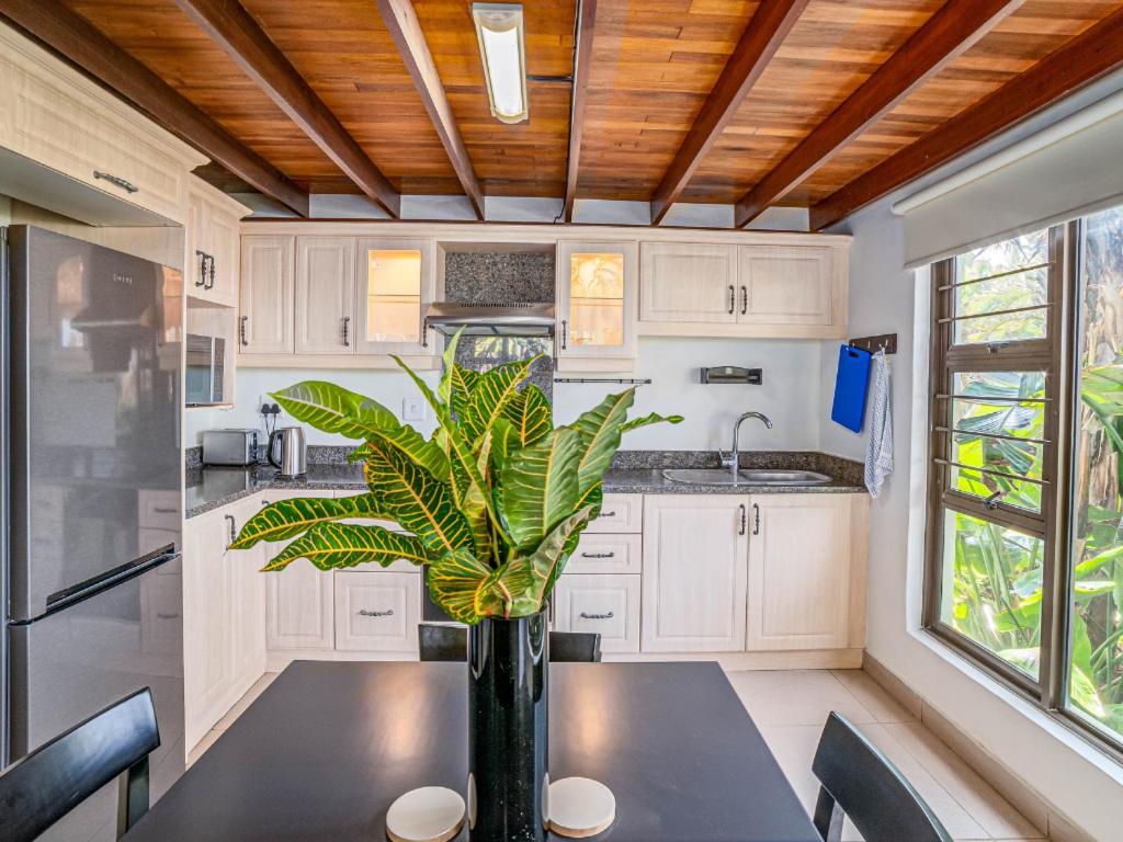Shrimp Lane Cottages, Sea Wood Chalet - Chambres d’hôtes Ballito