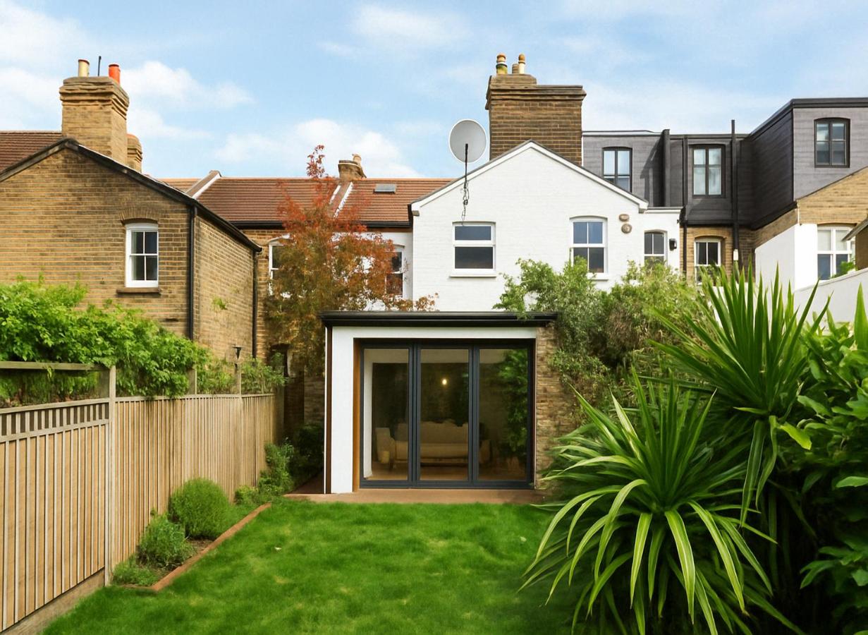 Sophisticated 2 Bed Garden Flat in Acton - B&B London