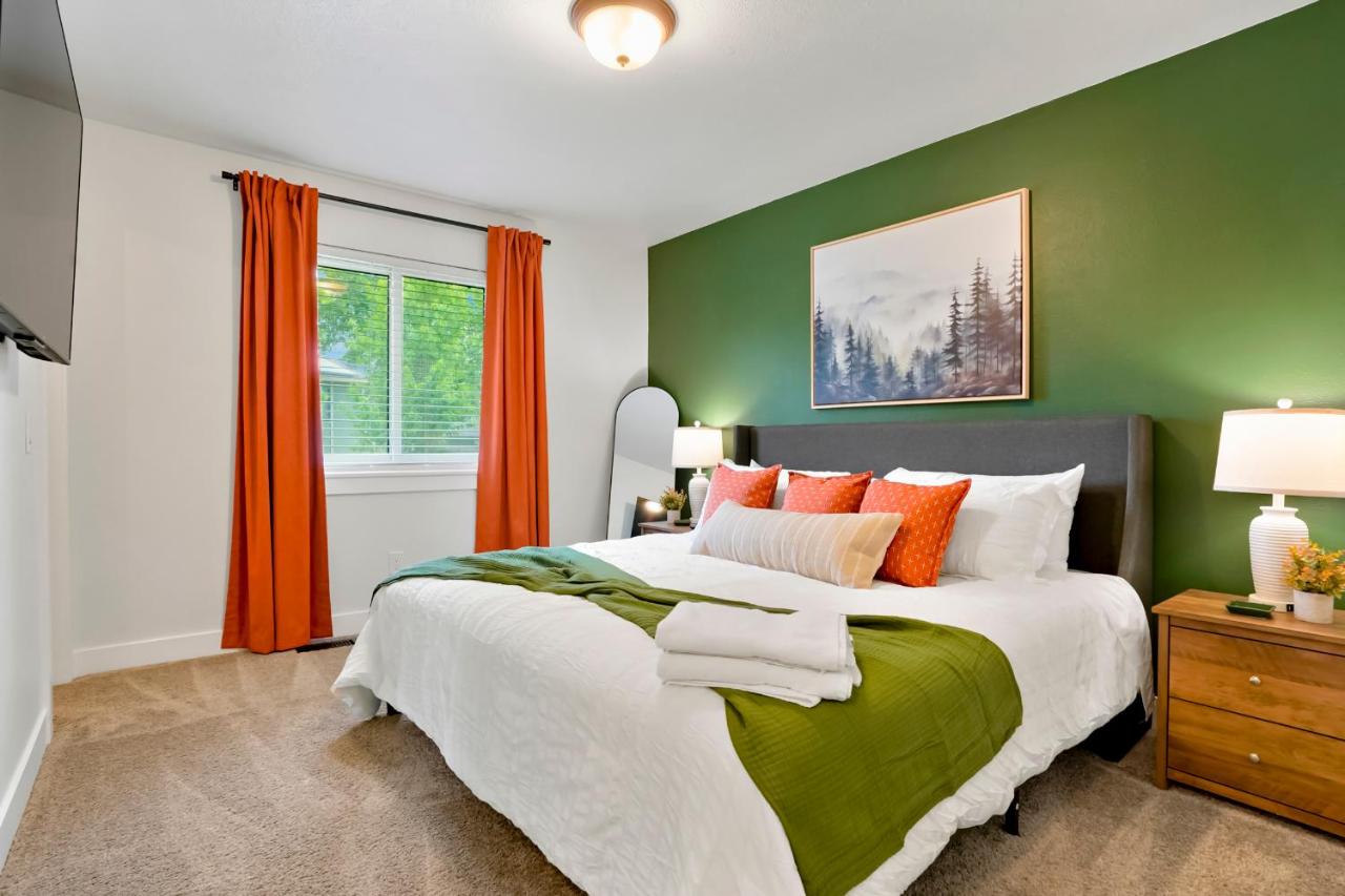 Bright & Spacious Home Family Fun Game Lounge - B&B Arvada