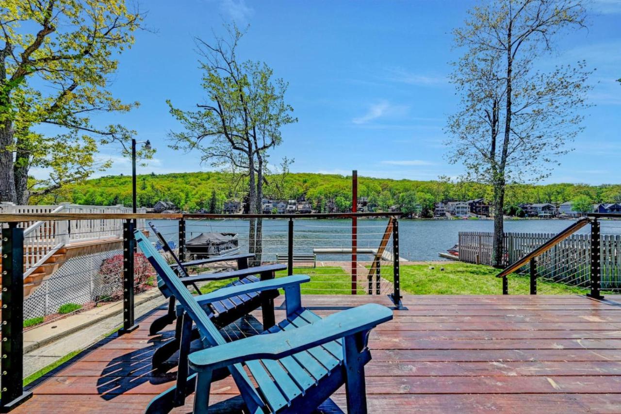 Lakefront home with kayaks fire pit hot tub and walk to restaurants and bars - B&B Lake Harmony