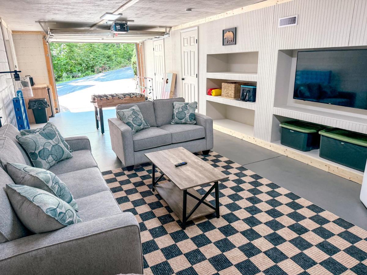 Family Cabin with Hot Tub, Games, Fire Pit, Sleeps 8 - B&B Sevierville