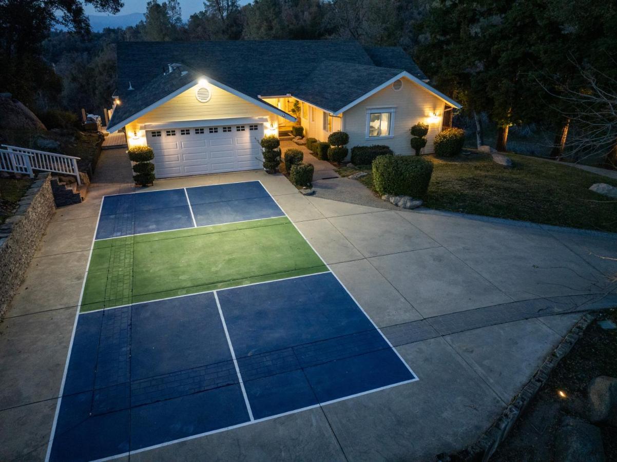 Yosemite Bass Lake VIEWS, 2 Homes, Games, Hot Tub - B&B
