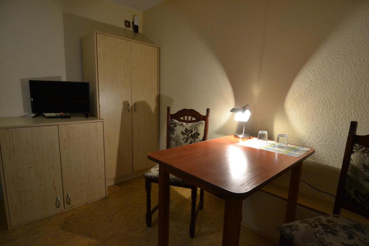Camera Matrimoniale/Doppia con Letti Singoli con Bagno in Comune