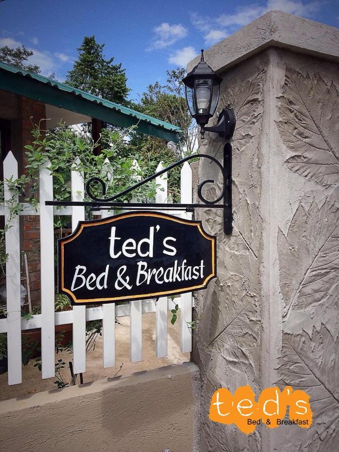 Ted's Bed and Breakfast - Bed and Breakfast Santa Cruz