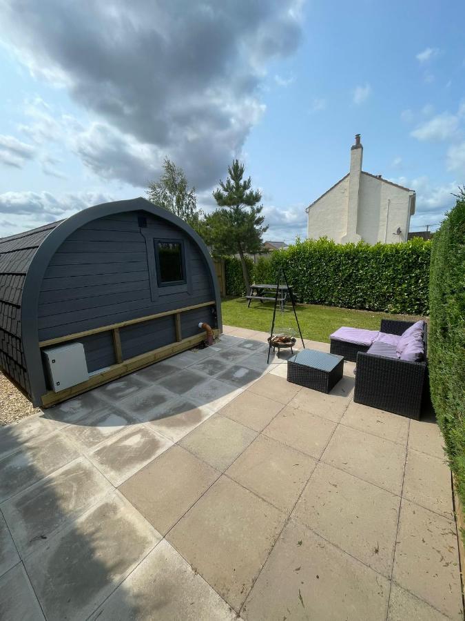 Pine Lodge Posh Glamping With Wood Fired Hot Tub & Big Lincolnshire Skies - Chambres d'hôtes Wigtoft